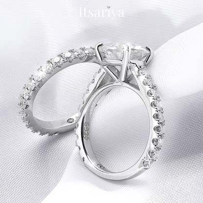 Itsariya Lustrous 18K Moissanite Diamond Ring